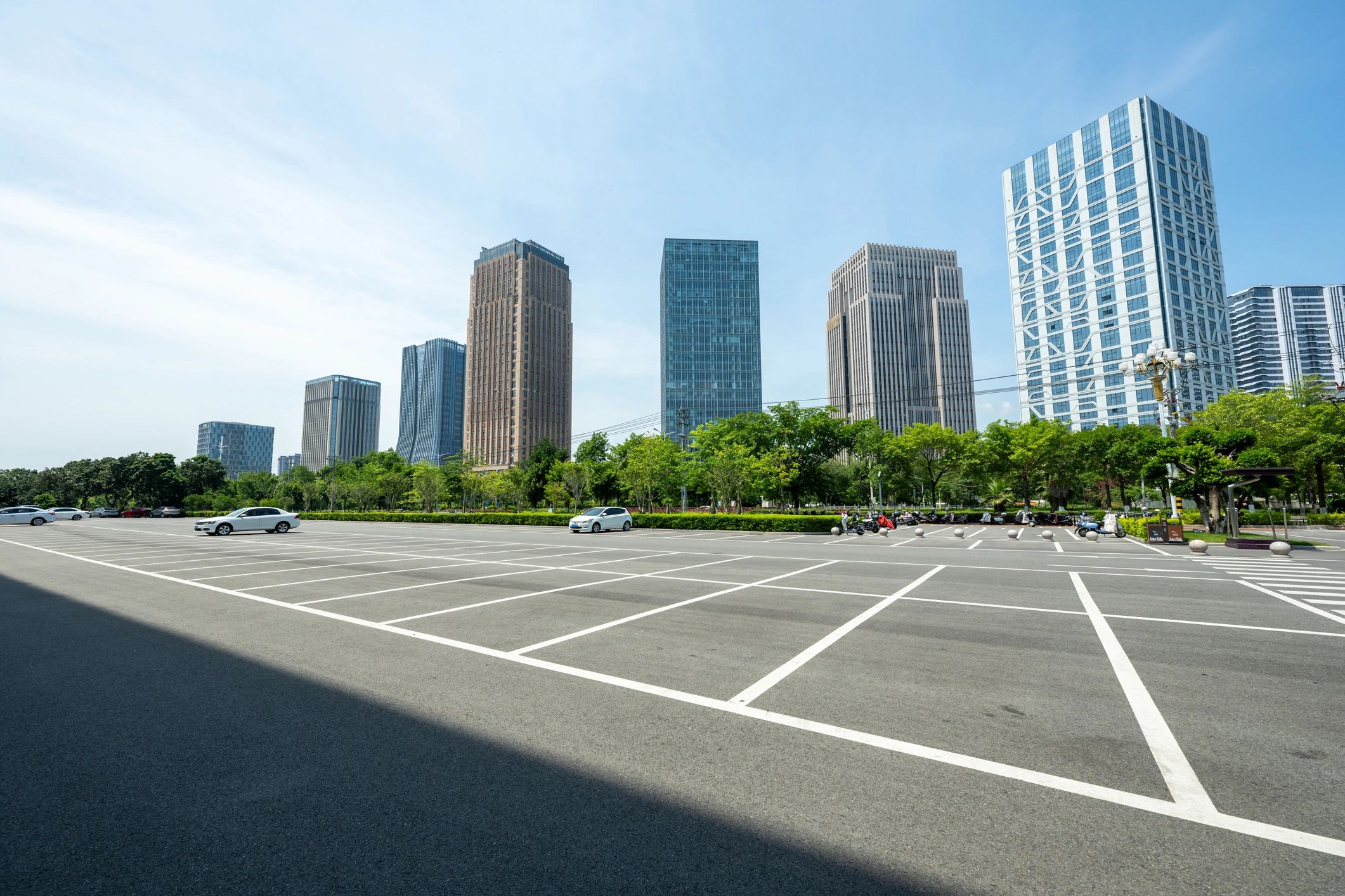 Organized parking lot supporting efficient parking operations